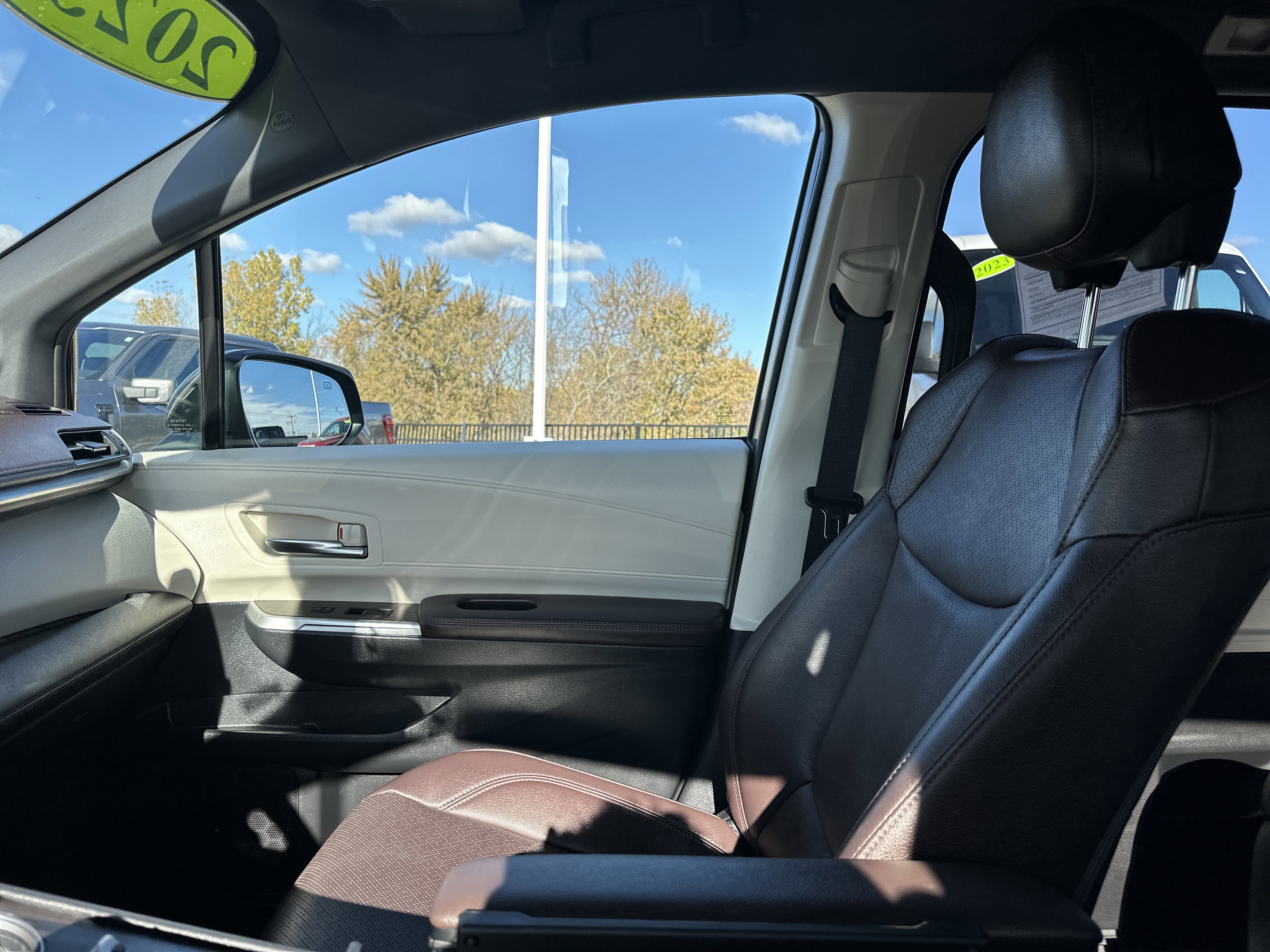 Used 2023 Toyota Sienna Platinum image 21