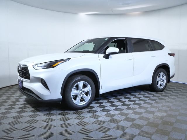 Used 2024 Toyota Highlander LE AWD/4WD image 2