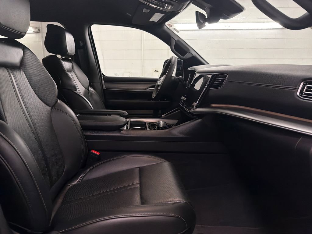 Used 2025 Jeep Wagoneer 4WD image 30