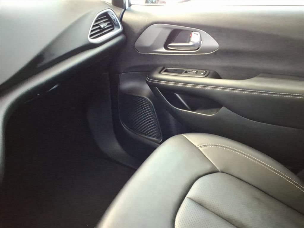 Used 2025 Chrysler Pacifica Select image 19