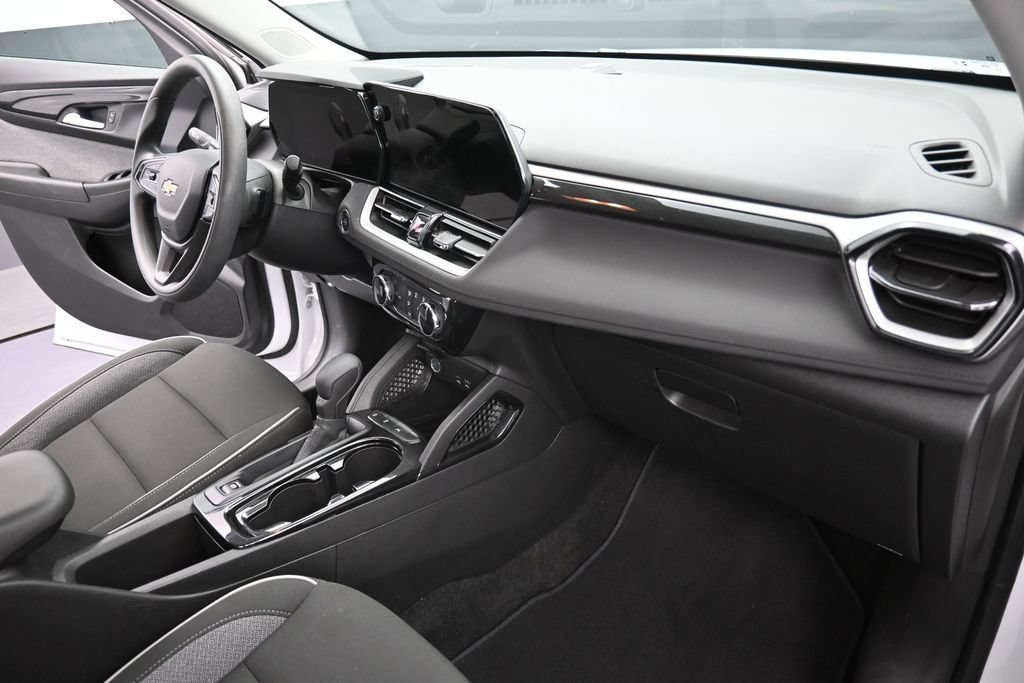 Used 2025 Chevrolet TrailBlazer LT FWD image 16
