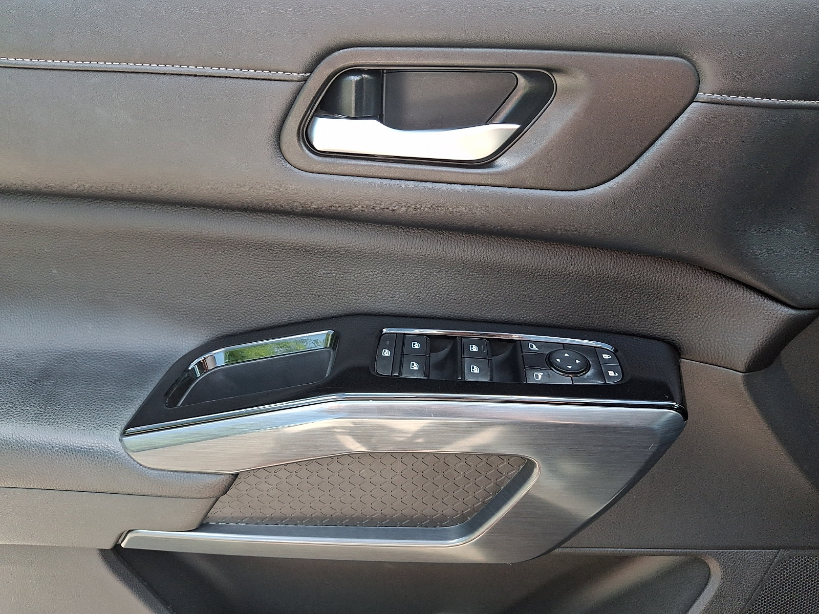 Used 2023 Nissan Pathfinder SL AWD/4WD image 13