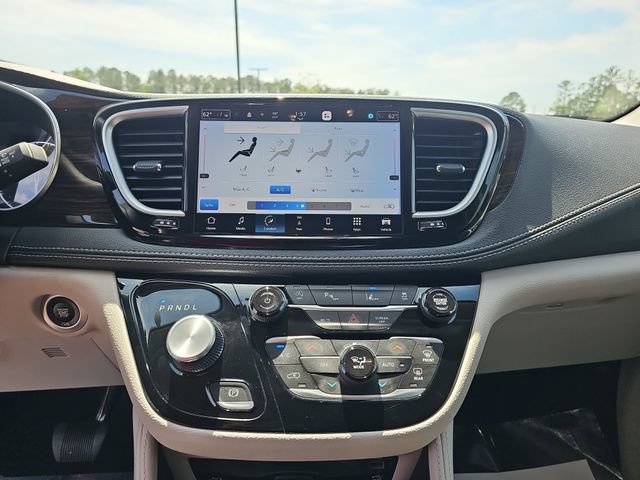 Used 2023 Chrysler Pacifica Limited w/ Uconnect Theater Family Group AWD/4WD image 27