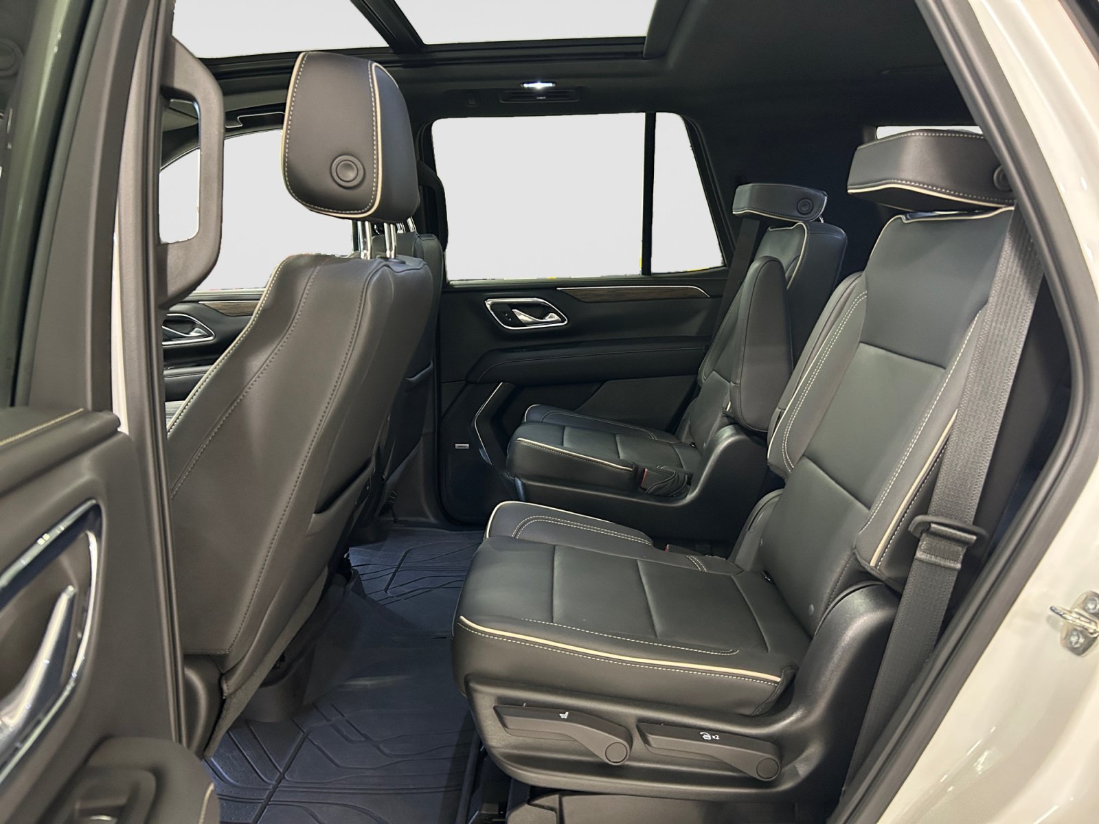 Used 2023 Chevrolet Tahoe Premier w/ Premium Package 2 AWD/4WD image 19
