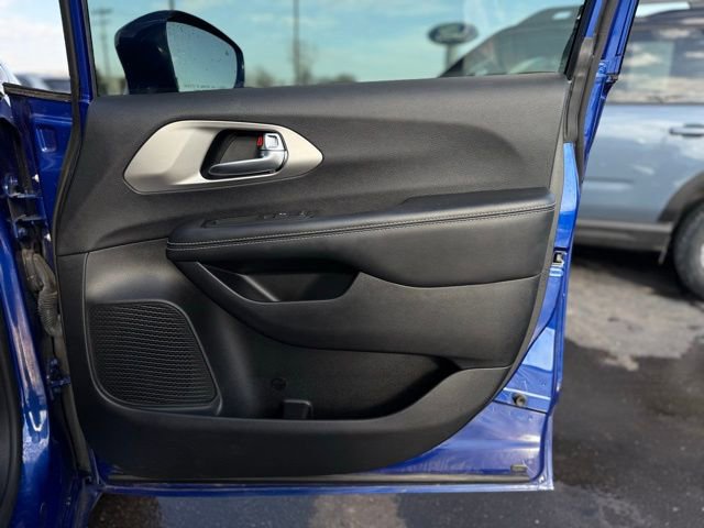 Used 2020 Chrysler Pacifica Touring-L w/ Advanced Safetytec Group image 14