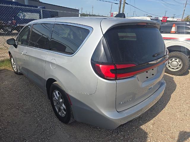 Used 2023 Chrysler Pacifica Touring-L FWD image 2