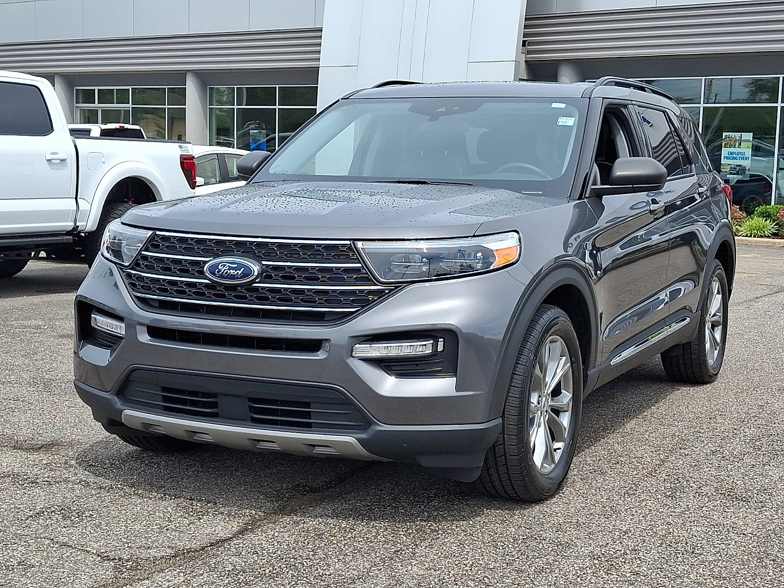 Certified 2023 Ford Explorer XLT w/ Equipment Group 202A AWD/4WD image 4