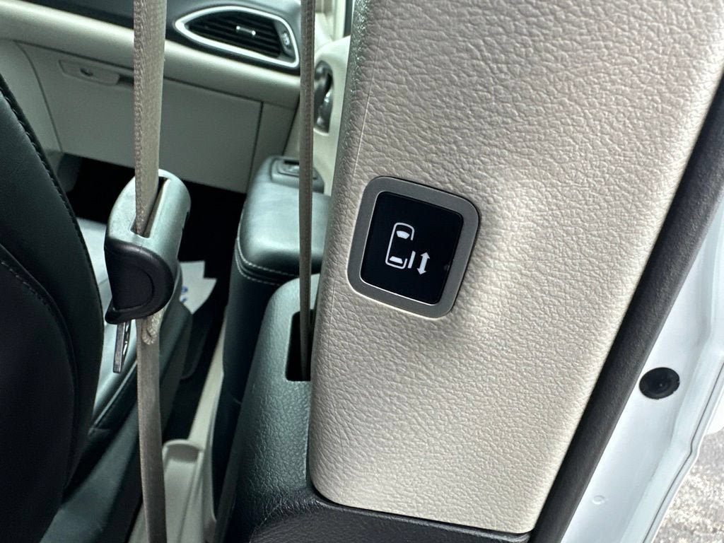 Used 2023 Chrysler Pacifica Touring-L FWD image 13