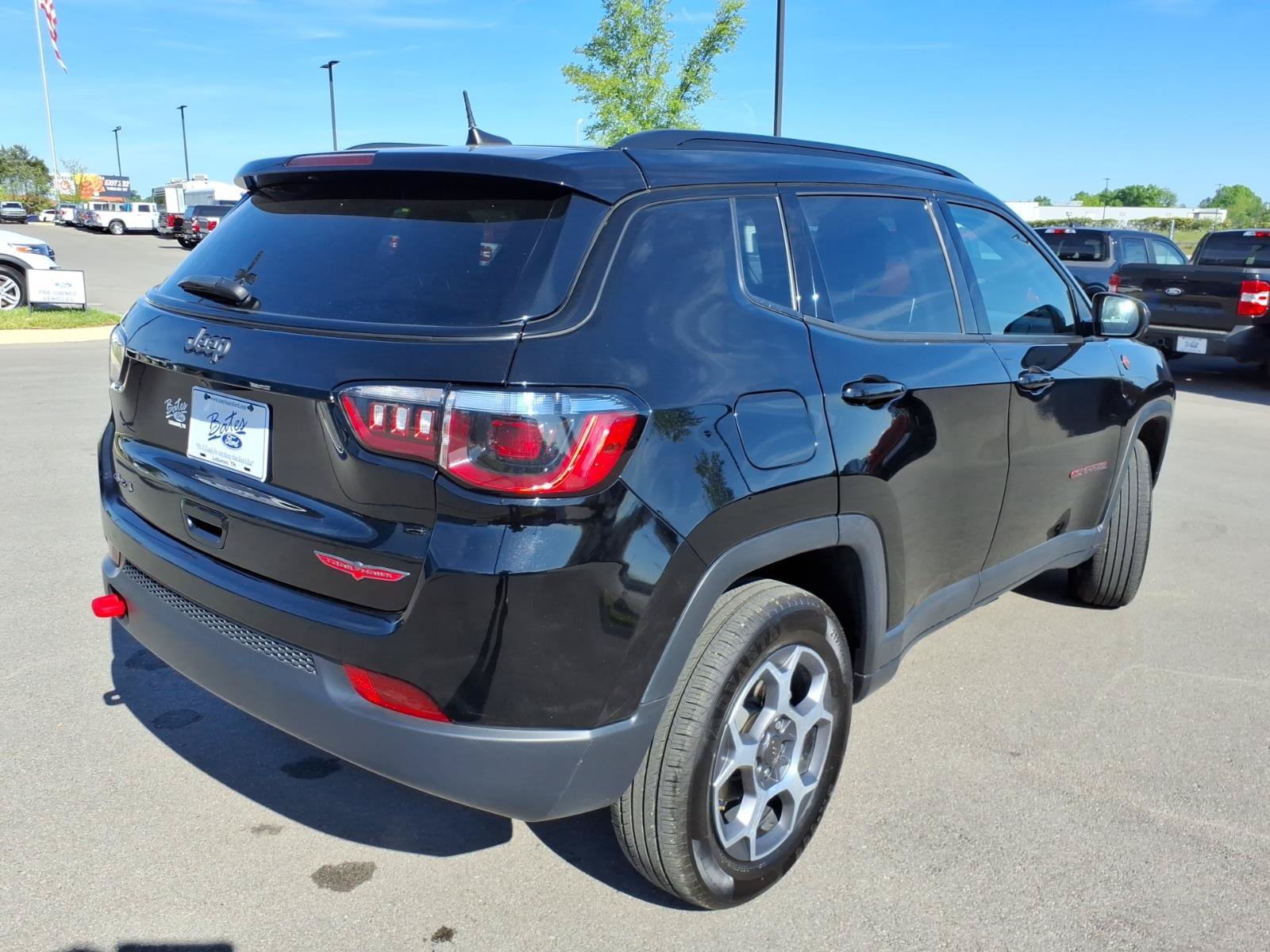 Used 2022 Jeep Compass Trailhawk w/ Trailhawk Convenience Group AWD/4WD image 3