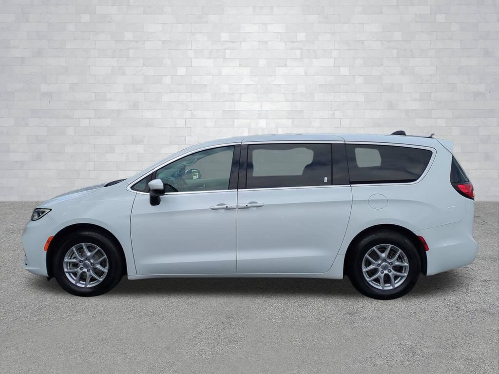 Used 2023 Chrysler Pacifica Touring-L FWD image 9