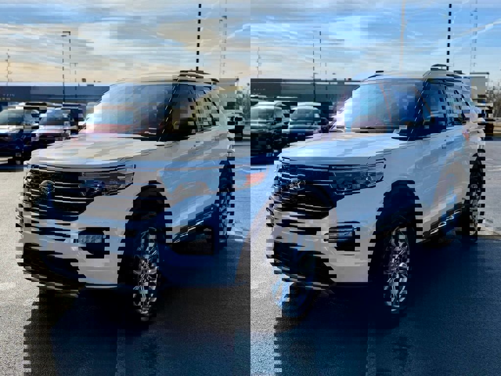 Certified 2024 Ford Explorer XLT w/ Equipment Group 202A image 5