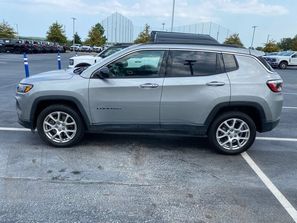 Used 2024 Jeep Compass Latitude AWD/4WD image 4