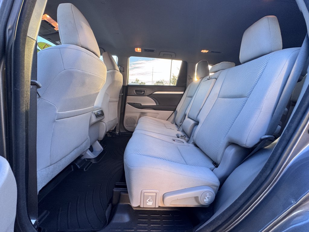 Used 2017 Toyota Highlander LE FWD image 13