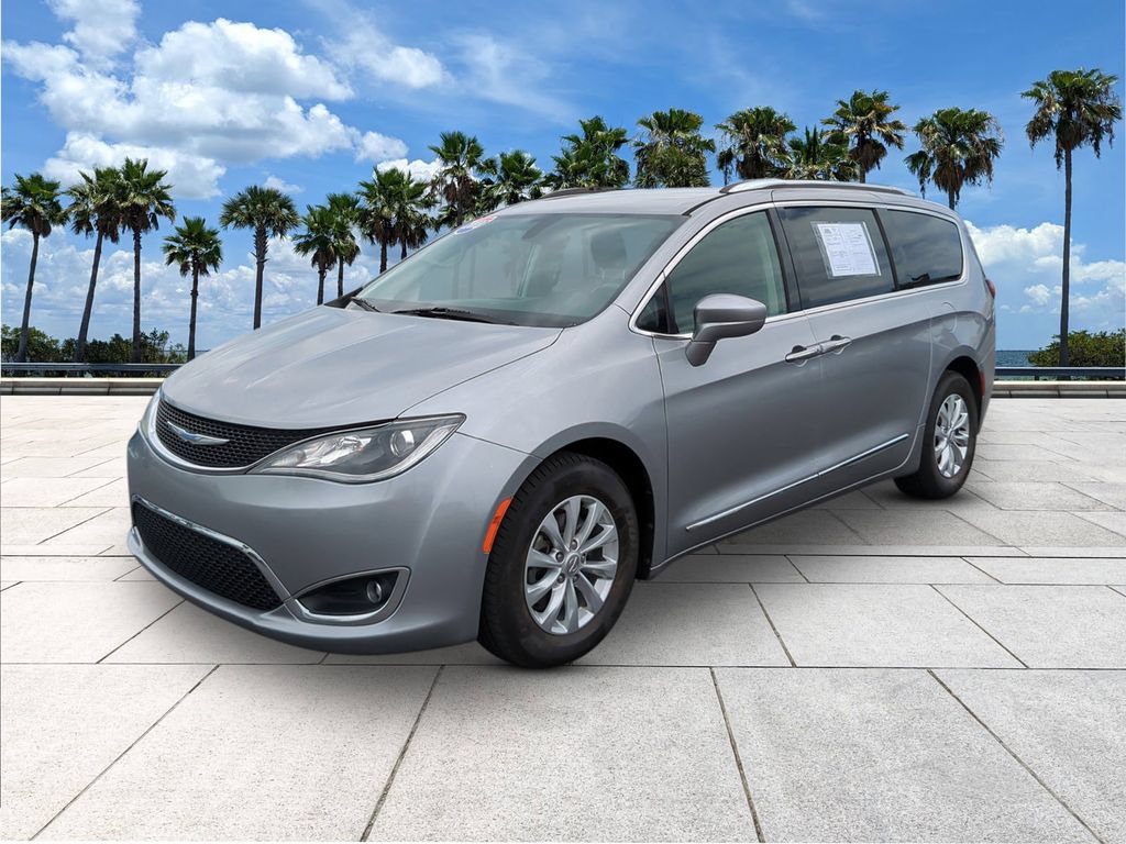 Used 2018 Chrysler Pacifica Touring-L FWD image 3