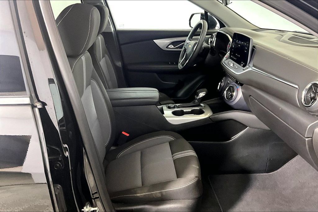 Used 2025 Chevrolet Blazer LT FWD image 6