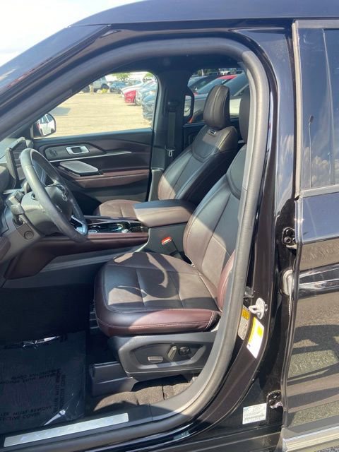 Certified 2025 Ford Explorer Platinum RWD image 5