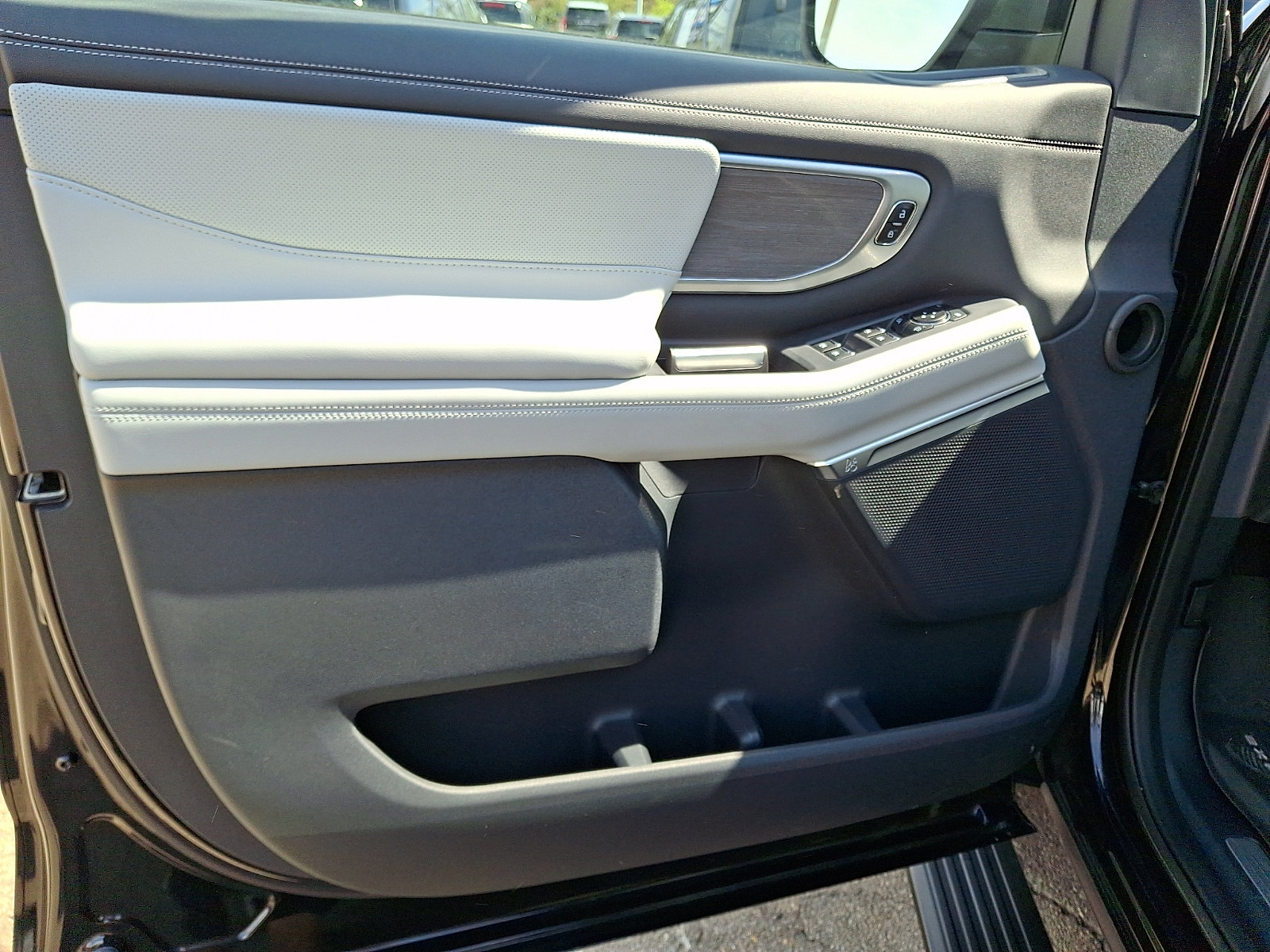 Certified 2025 Ford Expedition Platinum w/ Platinum Ultimate Package AWD/4WD image 13