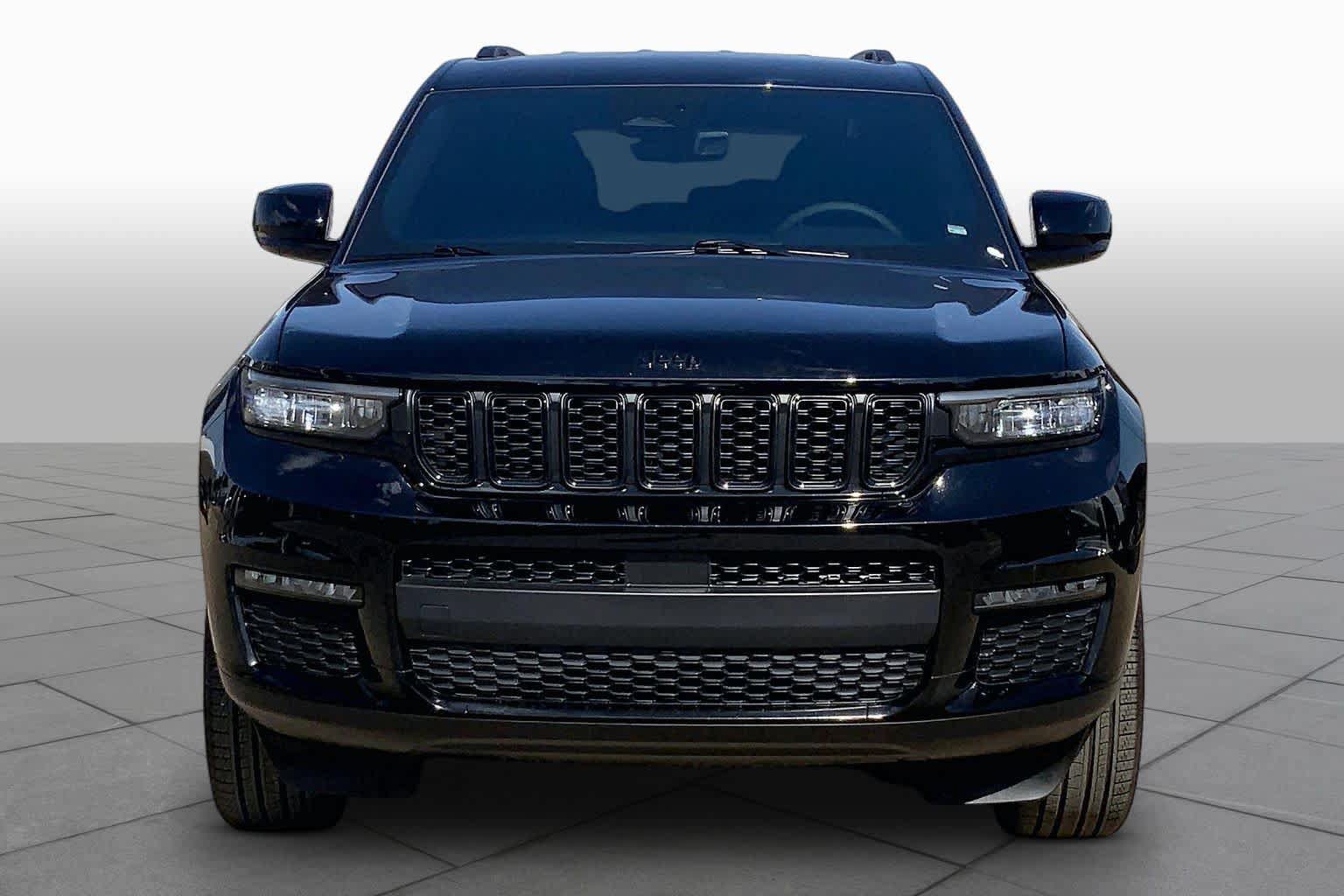 Used 2025 Jeep Grand Cherokee L Limited w/ Black Appearance Package RWD image 4
