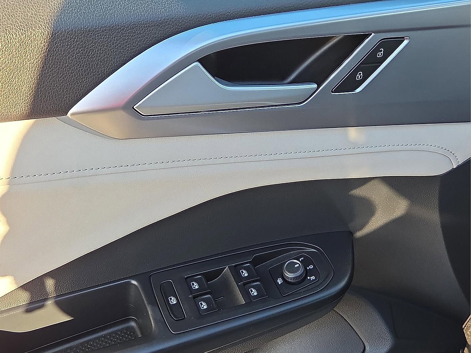 Used 2025 Volkswagen Taos SE image 13