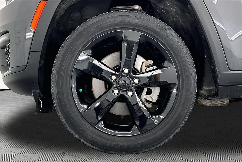 Used 2024 Jeep Grand Cherokee L Laredo AWD/4WD image 9