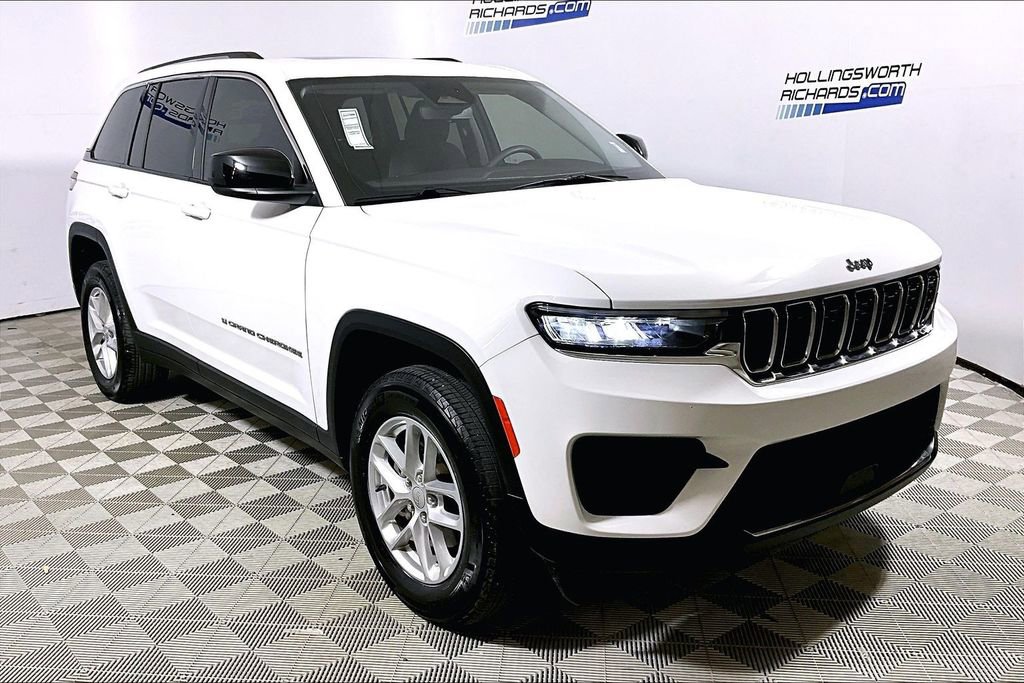 Used 2023 Jeep Grand Cherokee Laredo X image 3