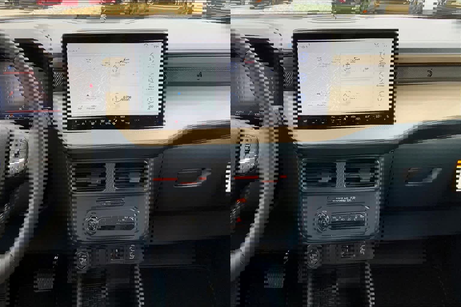 Certified 2025 Ford Maverick Lariat w/ 4K Tow Package image 8