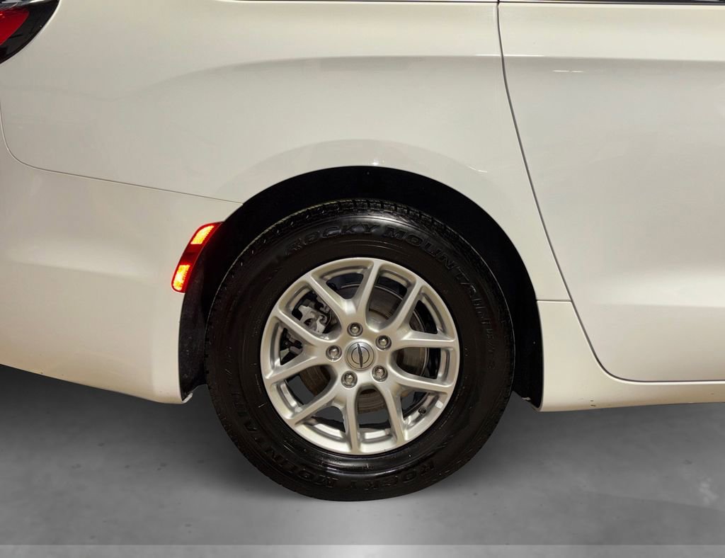 Used 2024 Chrysler Pacifica Touring-L image 17