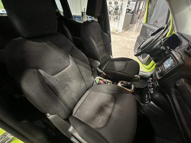Used 2017 Jeep Renegade Latitude w/ Cold Weather Group FWD image 32