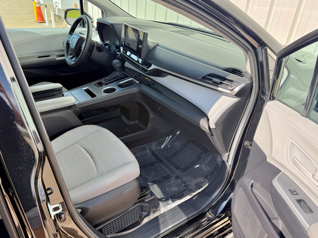 Used 2025 Toyota Sienna LE FWD image 20