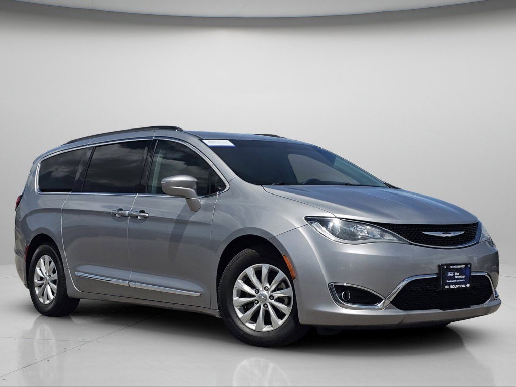 Used 2017 Chrysler Pacifica Touring-L FWD image 2
