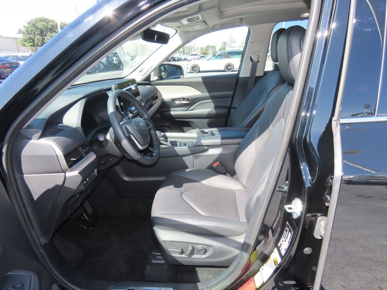 Used 2025 Toyota Grand Highlander AWD image 25