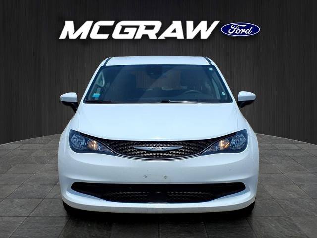 Used 2023 Chrysler Voyager LX FWD image 3