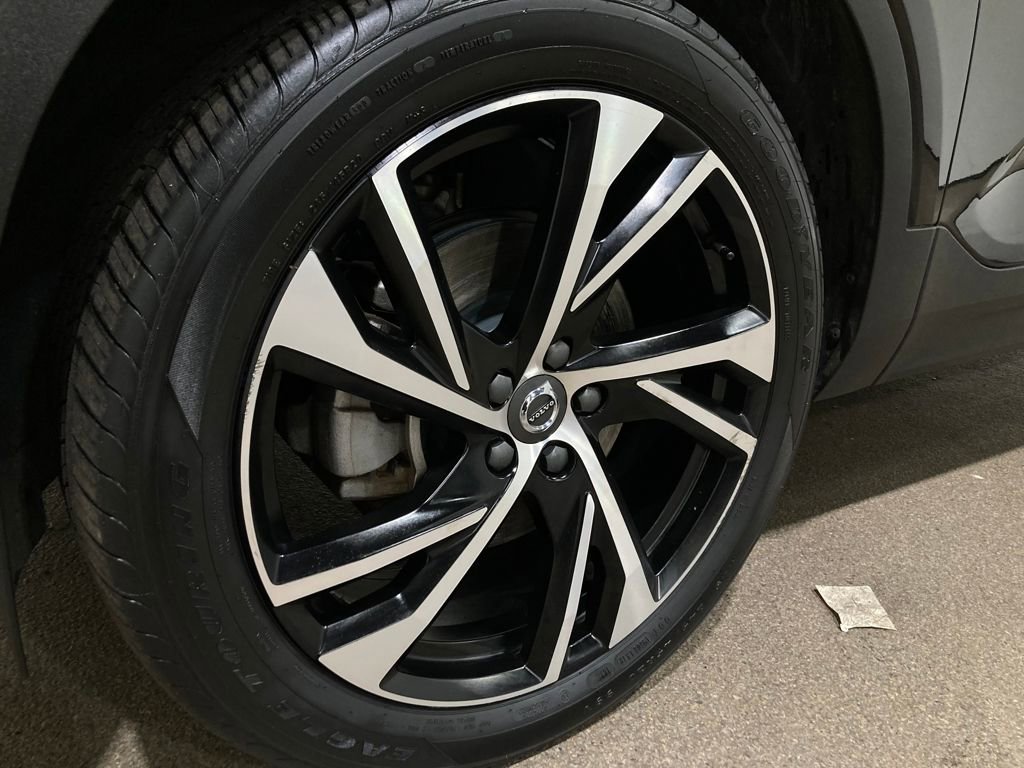 Used 2021 Volvo XC40 T5 R-Design image 16