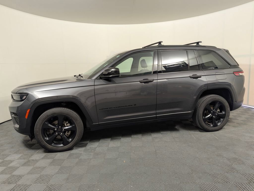 Used 2023 Jeep Grand Cherokee Altitude AWD/4WD image 5