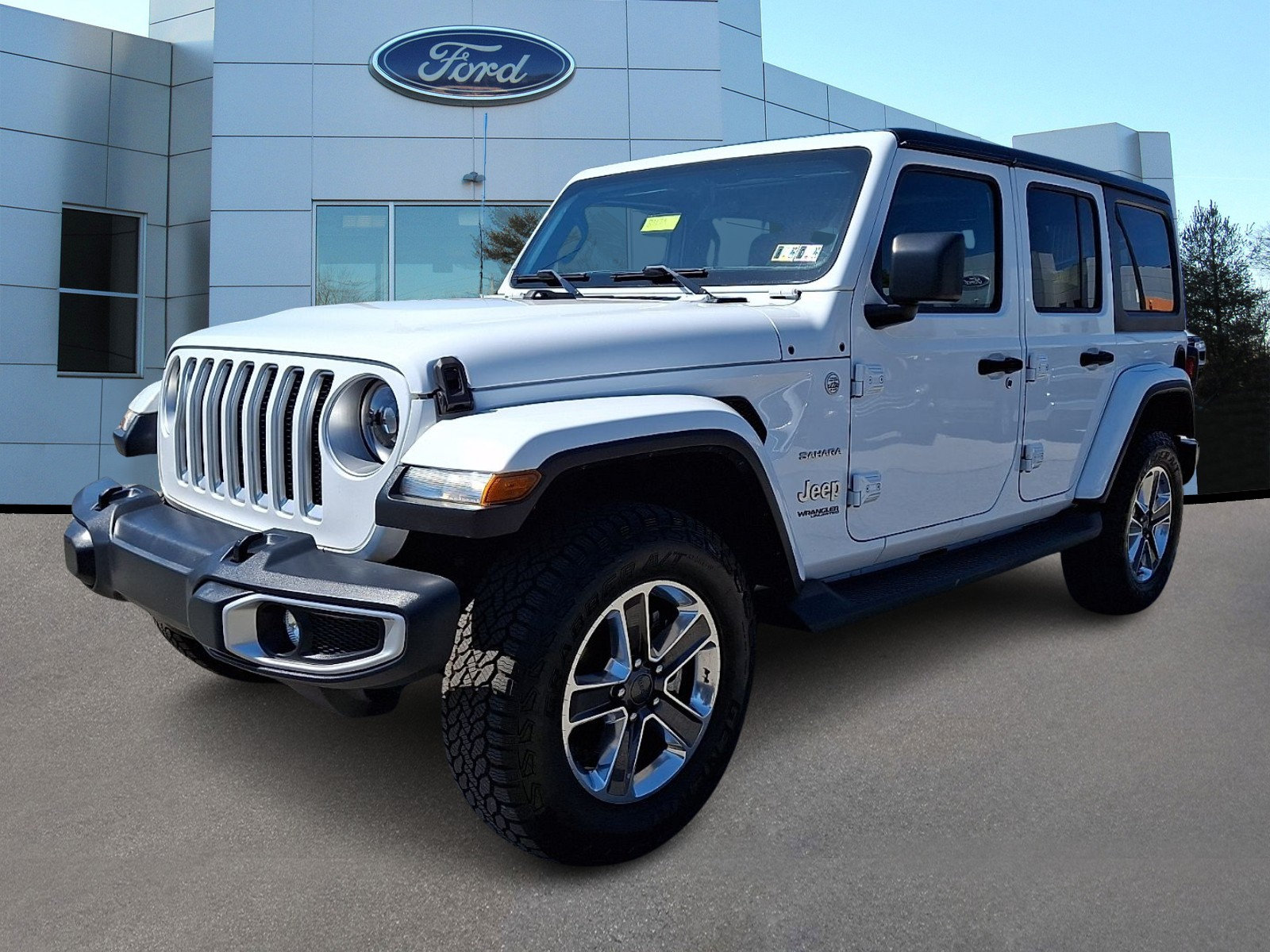 Used 2018 Jeep Wrangler Unlimited Sahara w/ Cold Weather Group AWD/4WD image 4