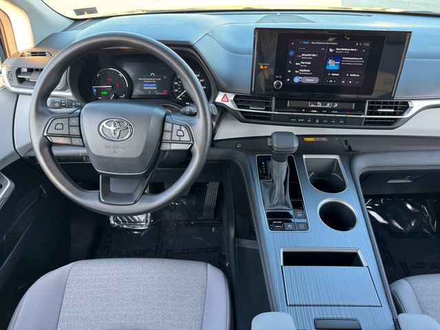 Used 2025 Toyota Sienna LE AWD/4WD image 4