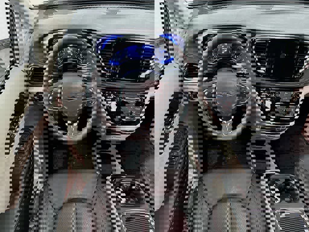 Used 2022 Chrysler Pacifica Touring-L image 13