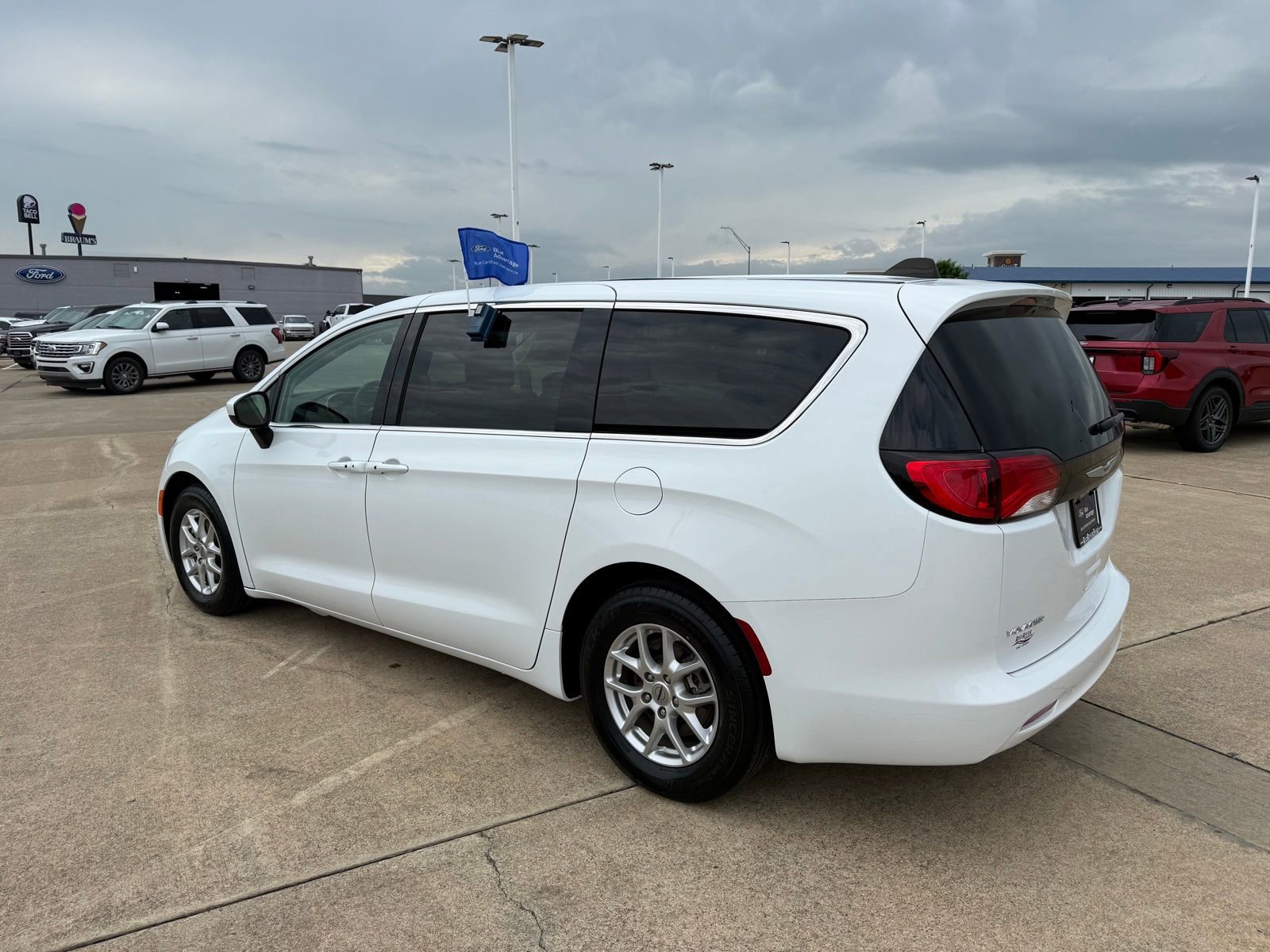 Used 2023 Chrysler Voyager LX FWD image 7