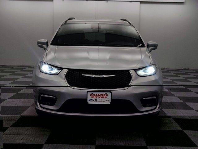 Used 2022 Chrysler Pacifica Touring FWD image 5