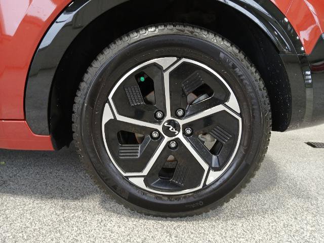 Used 2023 Kia Niro SX image 9