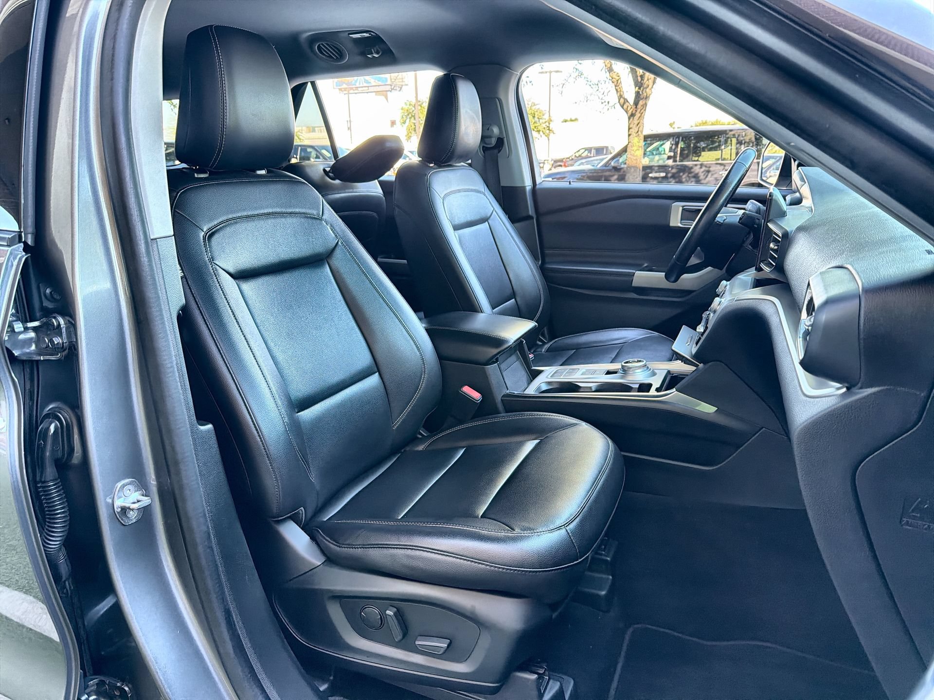 Certified 2021 Ford Explorer XLT w/ Equipment Group 202A RWD image 25