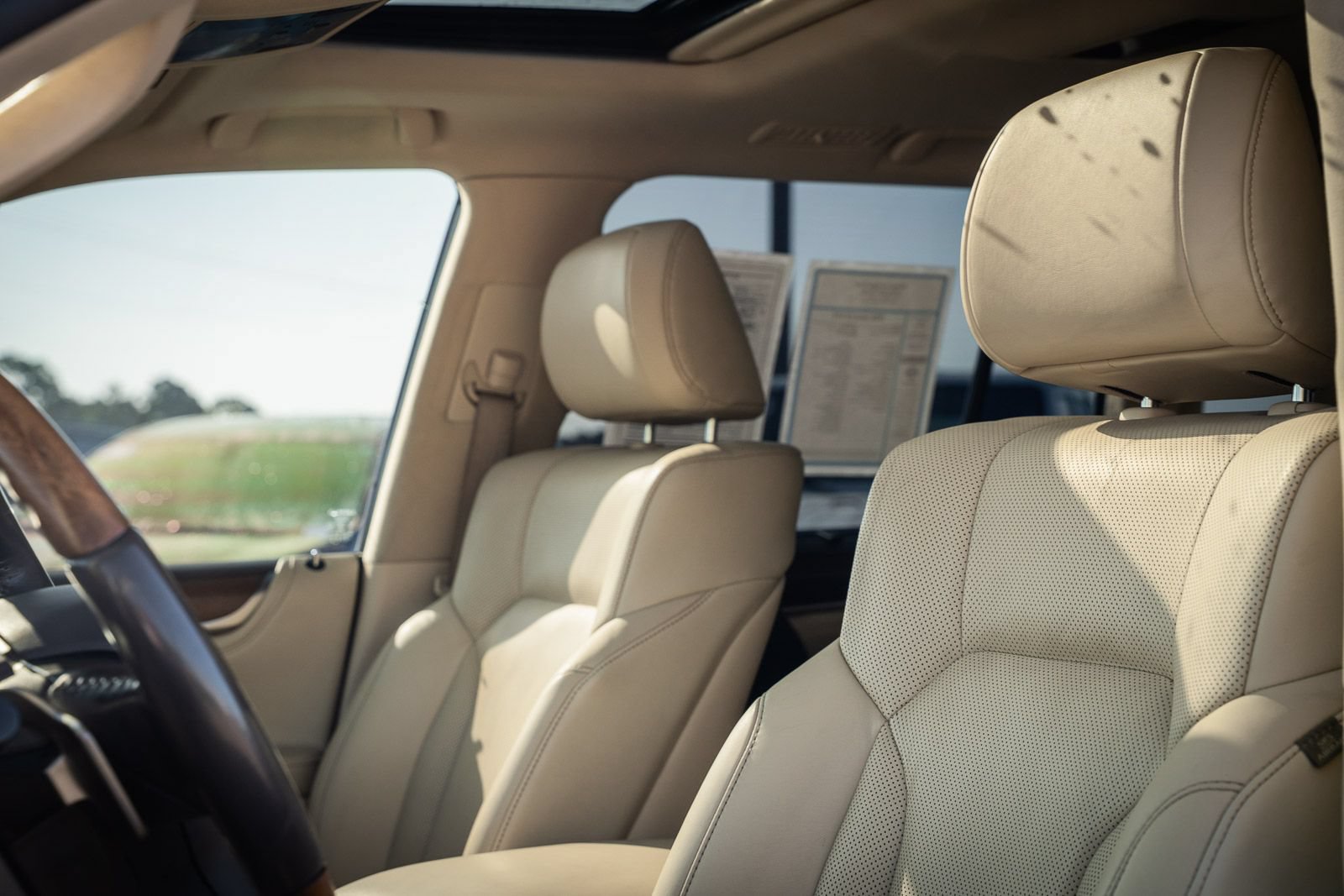 Used 2020 Lexus LX 570 4WD w/ Luxury Package image 28
