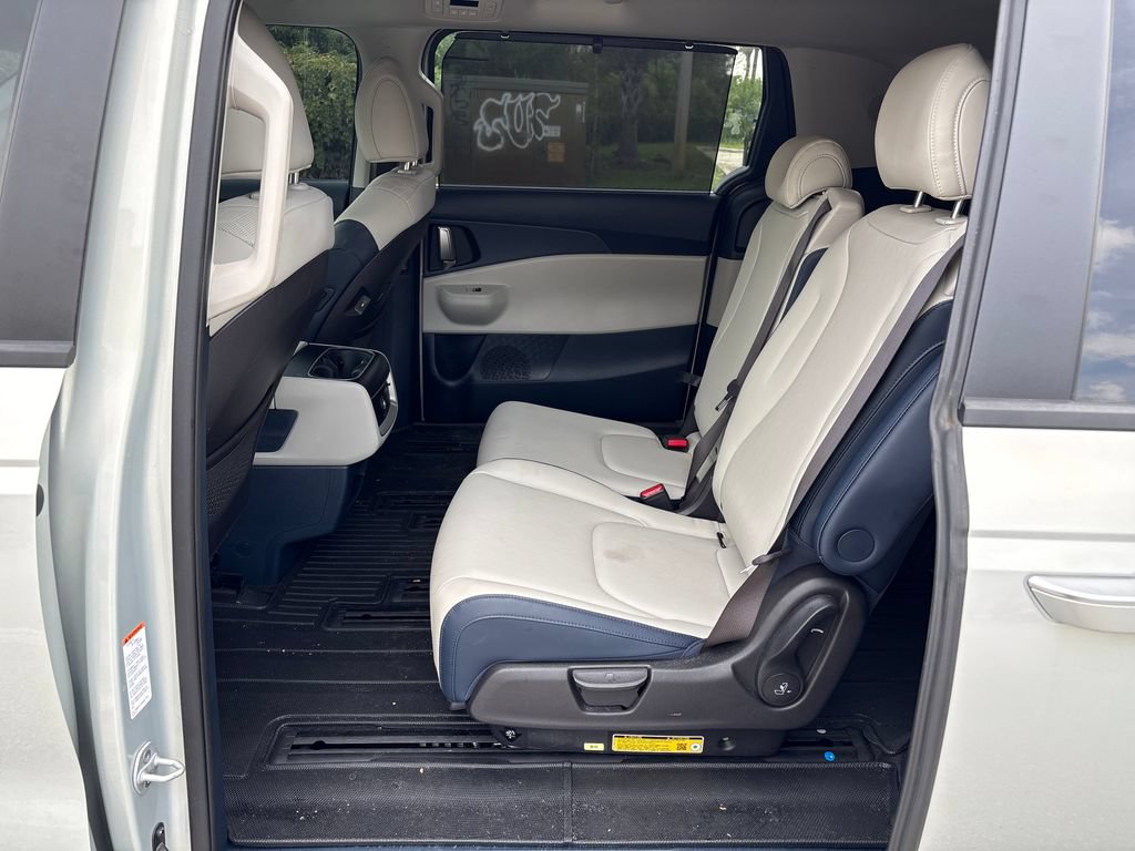 Used 2025 Kia Carnival EX FWD image 31