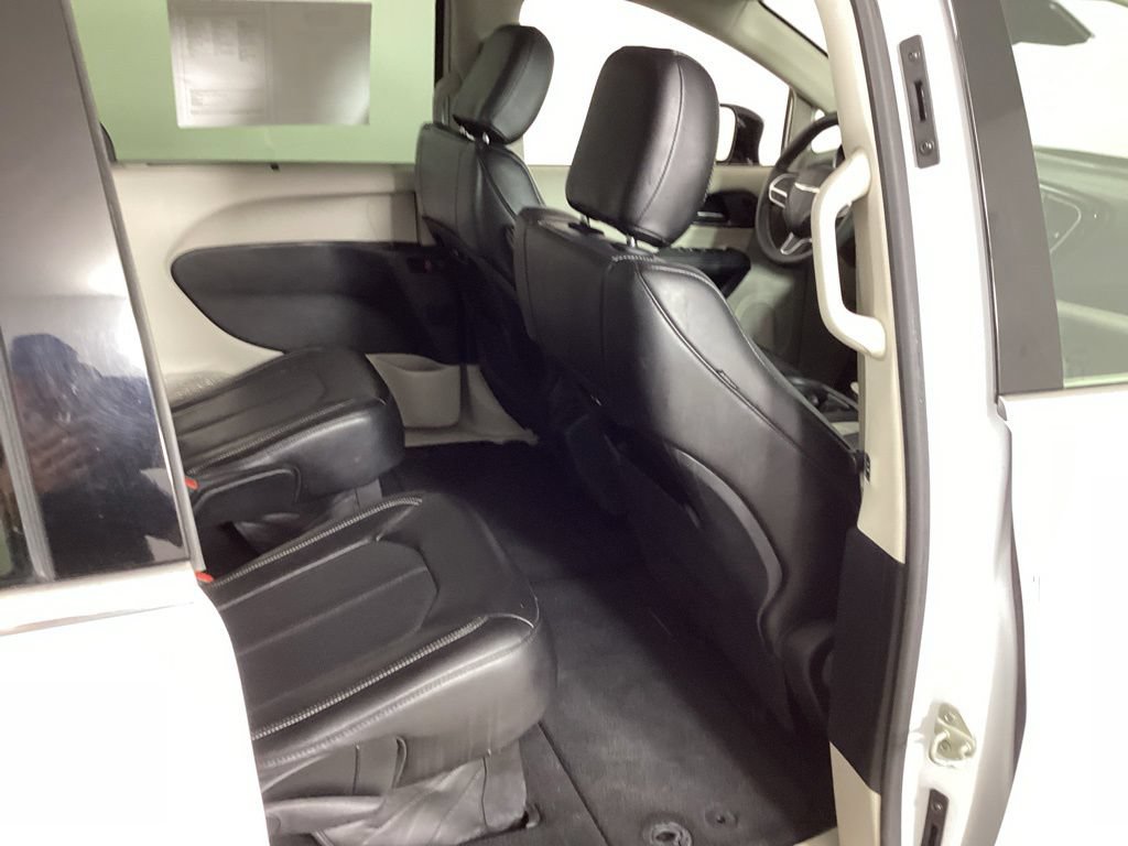 Used 2024 Chrysler Pacifica Touring-L FWD image 37