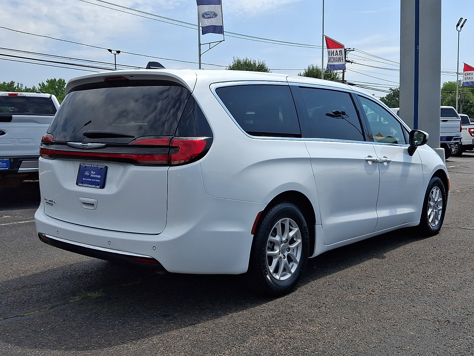 Used 2023 Chrysler Pacifica Touring-L FWD image 7