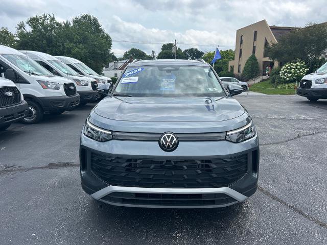 Used 2025 Volkswagen Tiguan SE AWD/4WD image 2