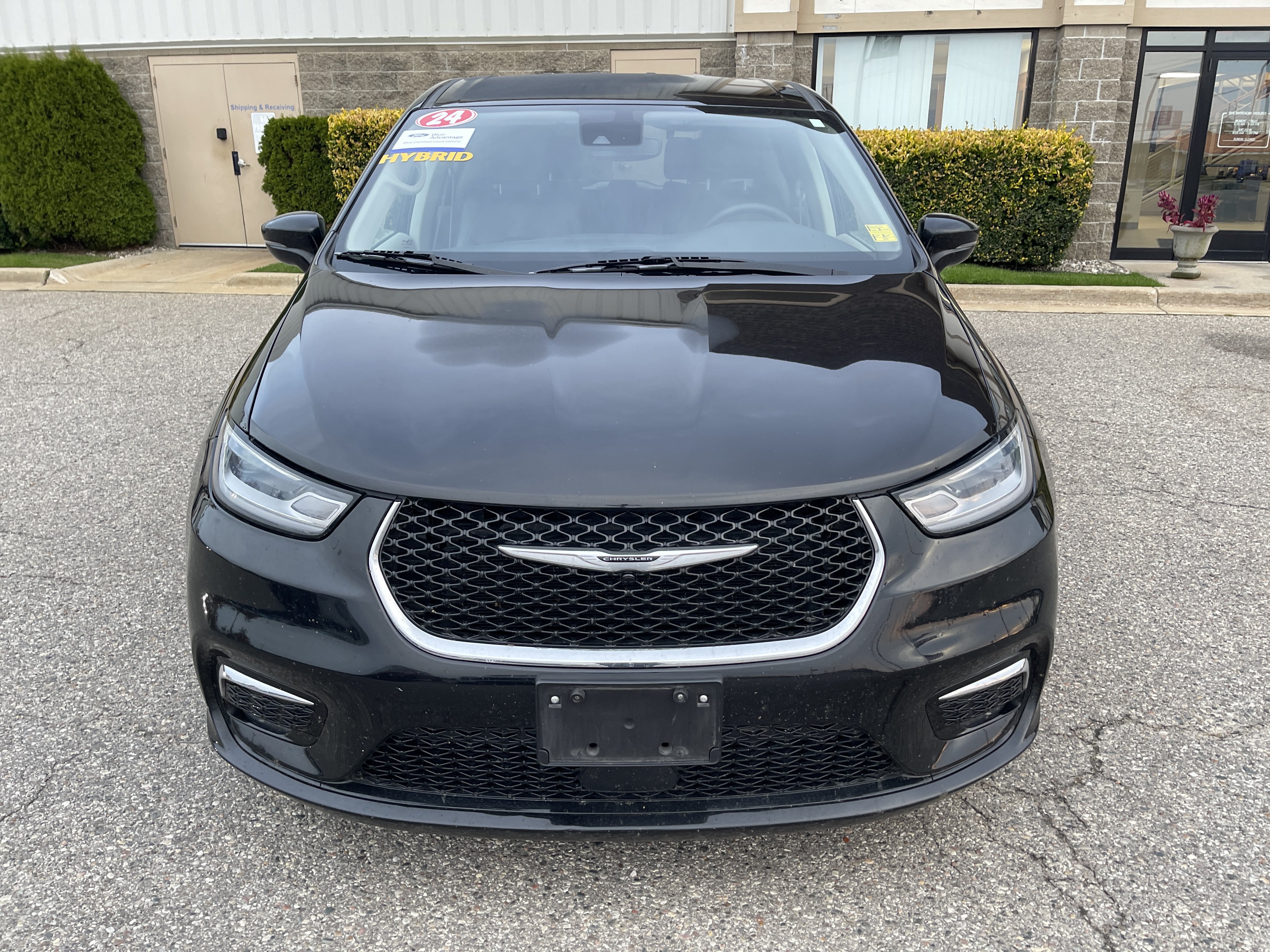 Used 2024 Chrysler Pacifica Limited FWD image 9