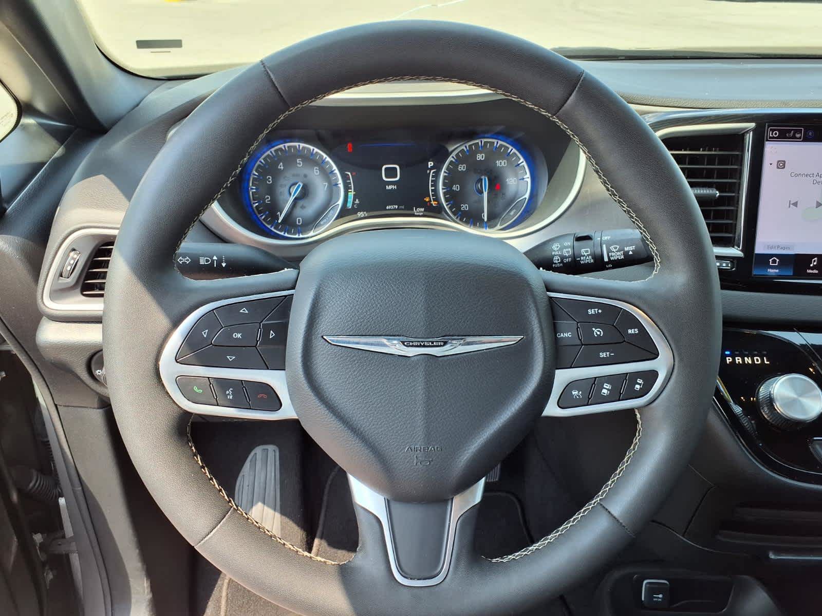 Used 2025 Chrysler Pacifica Select FWD image 7