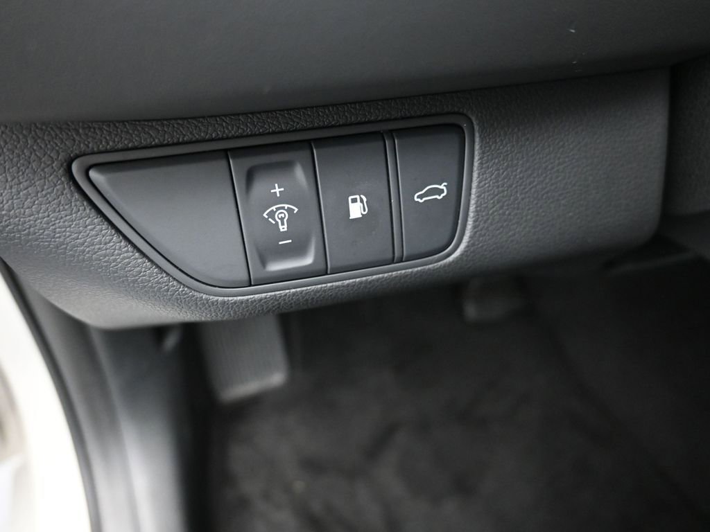 Used 2025 Genesis G70 2.5T image 13