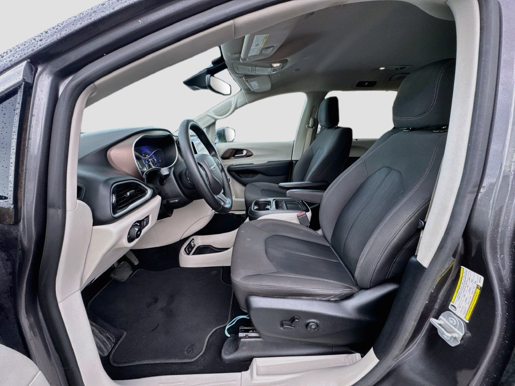Used 2019 Chrysler Pacifica Touring Plus w/ Advanced Safetytec Group FWD image 20